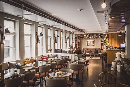 Die Henri-Hotels setzen auf Wohnzimmer-Feeling in ihren öffentlichen Bereichen - arbeiten sollen die Gäste aber auch bei benachbarten Coworking-Anbietern. © Henri Hotels Geschäftsreisende genießen in den HENRI Boutique Hotels ein elegantes Business-Ambiente zum Abschalten. © HENRI Hotels