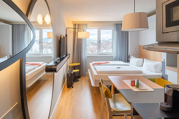 Das Hotel liegt auf dem ehemaligen Areal des Güterbahnhofs in Freiburg im Breisgau im südwestlichen Deutschland. © Aparthotel Adagio access Freiburg Das Hotel liegt auf dem ehemaligen Areal des Güterbahnhofs in Freiburg. © Aparthotel Adagio Access Freiburg
