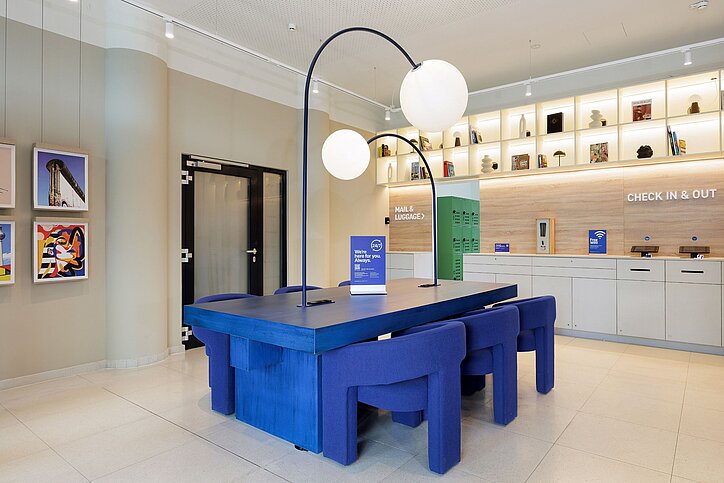 Mehr Durchgestaltung und ein markanteres Dunkelbau: Die neue Lobby im Berliner Smartments am Prenzlauer Berg. © Dirk Baumbach Fotografie