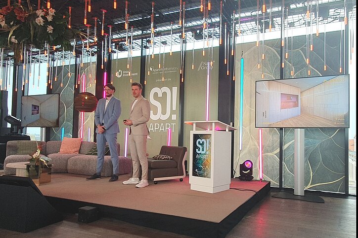 Marc Pielke (l.) und Dennis Schenkel präsentierten auf der SO!APART ihr neues Apartmentmodell als Modulsystem. © Konzack