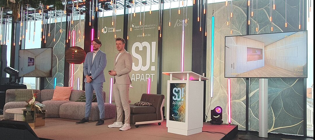 Marc Pielke (l.) und Dennis Schenkel präsentierten auf der SO!APART ihr neues Apartmentmodell als Modulsystem. © Konzack