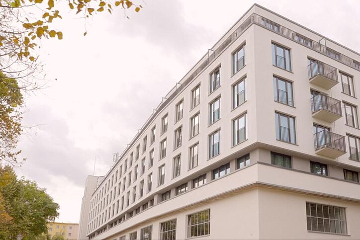 Für das neue Haus wurde das frühere Postamt umgebaut. © International Campus Hausfassade