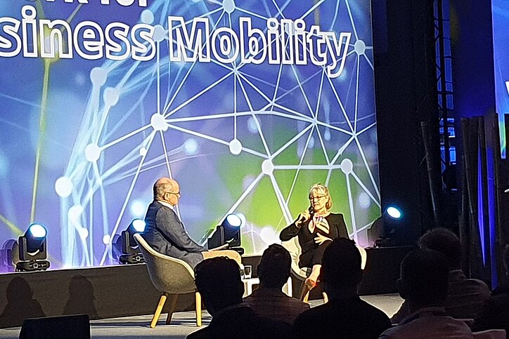 Talk in Dresden über die großen Business-Travel-Themen: VDR-Präsident Christoph Carnier mit der US-Amerikanern Suzanne Neufang, Head of GBTA. © Konzack