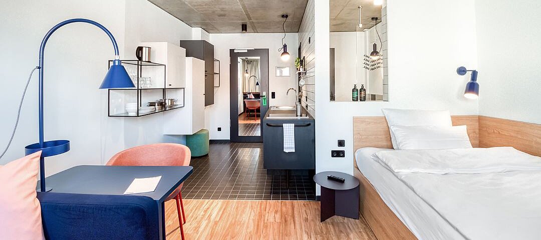 Mit dem Haus in Berlin-Friedrichshain fing alles an, jetzt plant Stayery allein in Berlin vier weitere Häuser. © Stayery Berlin / The Phillys Typisches Apartment im Stayery Berlin © Stayery Berlin / The Phillys