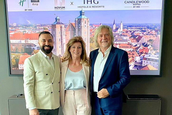 Weitere Partnerschaft für ein neues Hotel-Apartmenthaus-Duo in Ingolstadt (v.l.): David Etmenan von Novum Hospitality mit Susanne und Siegfried Greve von Immorex GmbH © NOVUM Hospitality