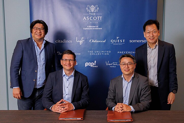 Ascott und VIE Trust Real Estate Group wachsen mit weiteren Unterzeichnungen gemeinsam in Wien (v.l.): Albert Hwang und Martin Hirl (CEO bzw. COO bei VIE Trust Real Estate Group), Lee Ngor Houal (Ascott-COO for Europe, Middle East, Africa, South Asia and
