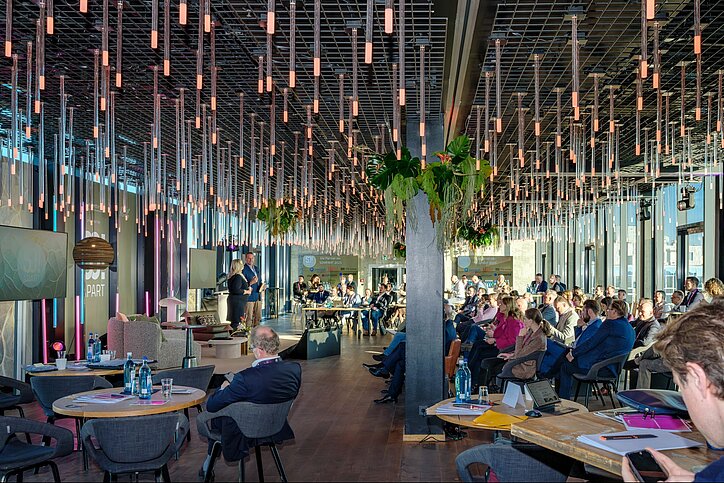 Bei der SO!APART 2025 in Leipzig reflektierten die Akteure über die aktuelle Situation im Markt. © Hafencitystudios